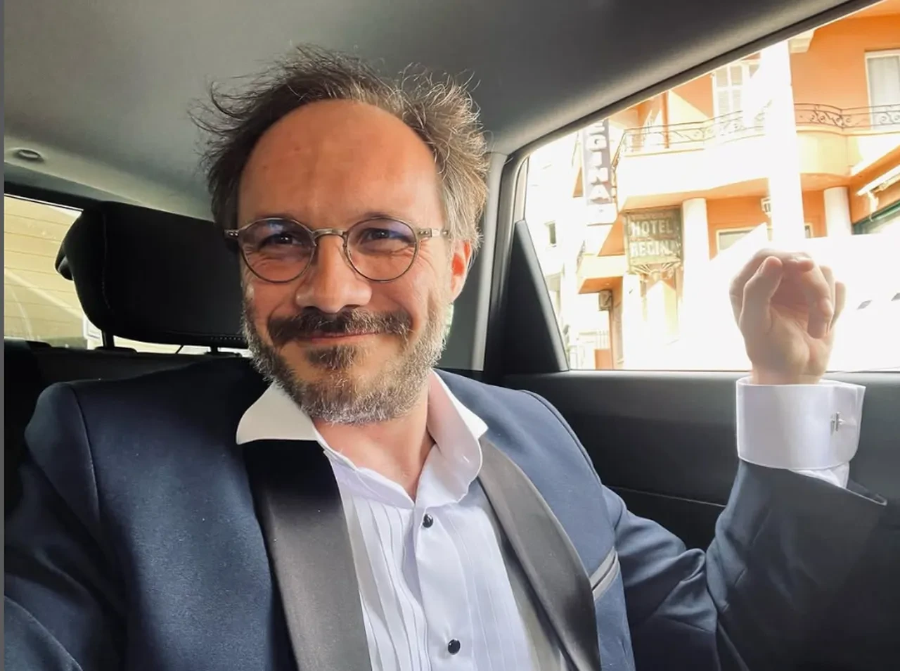 Onur Ünlü'den basın toplantısında bir garip hareket! Oyuncu Deniz Celiloğlu ne yapacağını bilemedi 