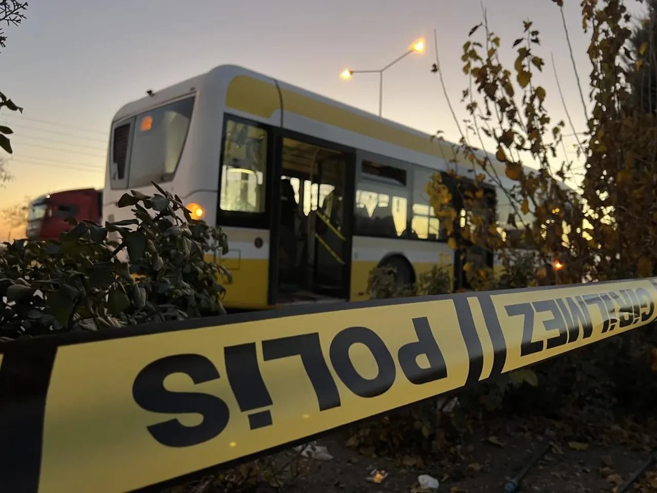 Otobüste dehşet anları! 'Yan baktın' kavgasında kan aktı