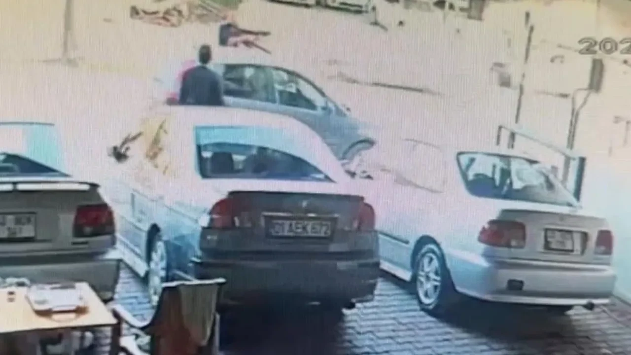 Pompalı tüfekle iş yerine kurşun yağdırdı! O anlar kamerada