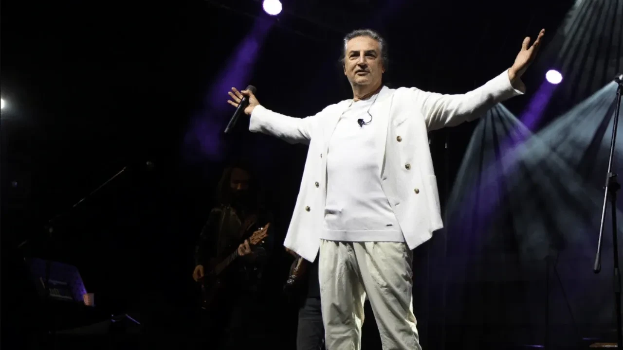 Şarkıcı Çelik sahnede düştü! Talihsiz kaza kameraya yansıdı 