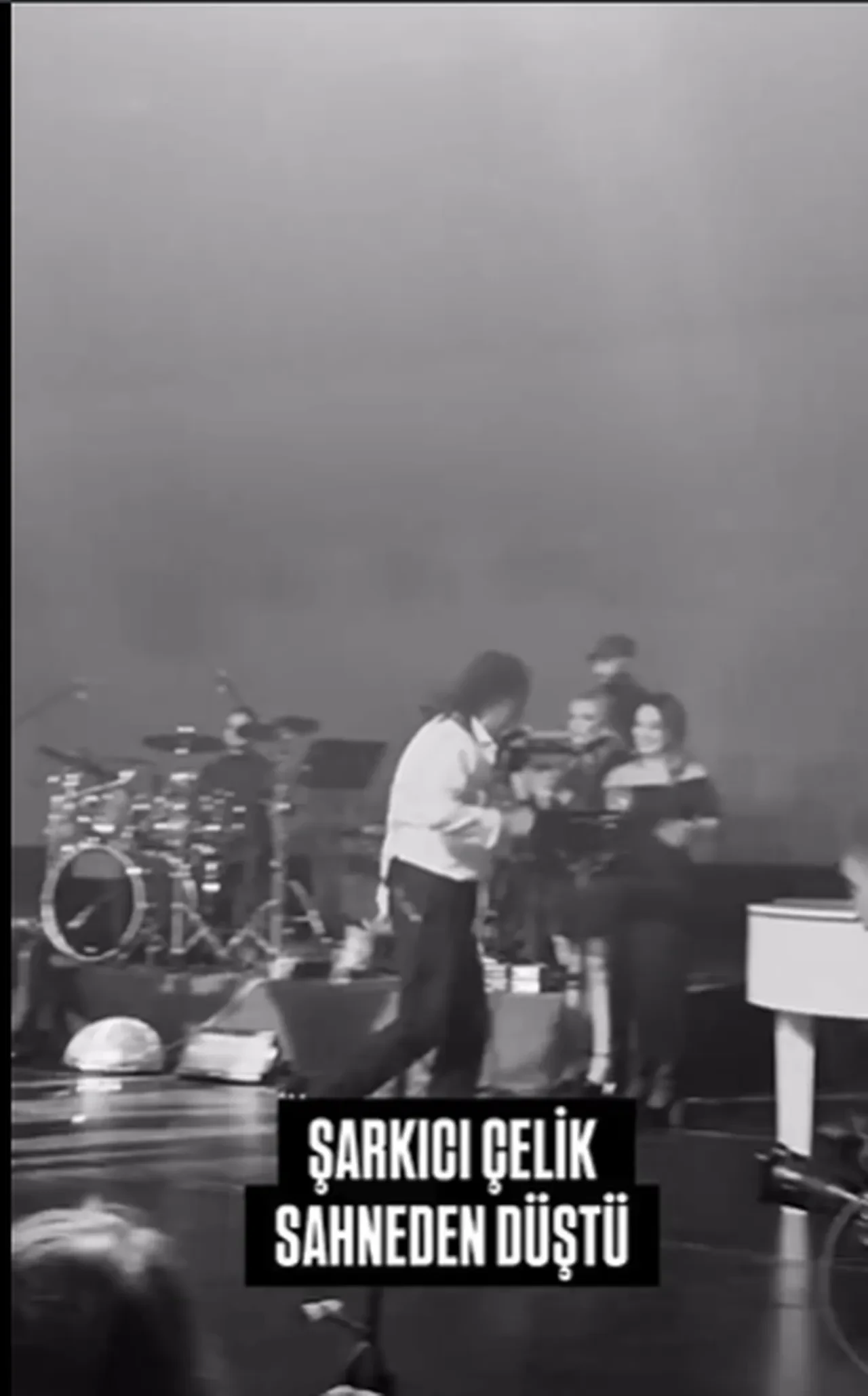 Şarkıcı Çelik sahnede düştü! Talihsiz kaza kameraya yansıdı