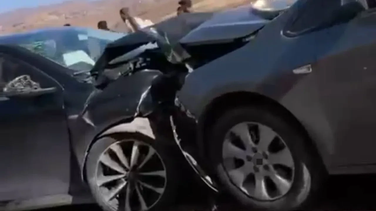 Siirt'te otomobiller kafa kafaya çarpıştı: Yaralılar var 