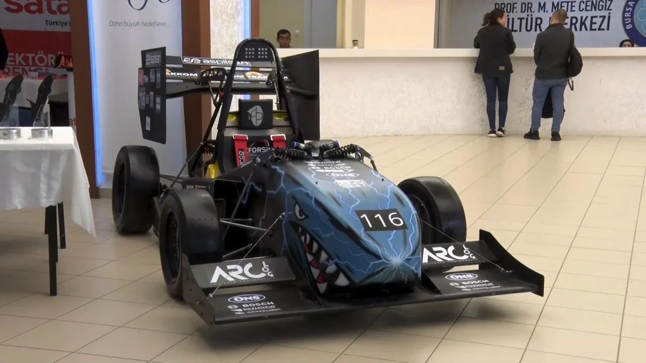 Türkiye'nin en hızlı elektrikli yarış aracı geliyor! Öğrenciler rekora göz dikti