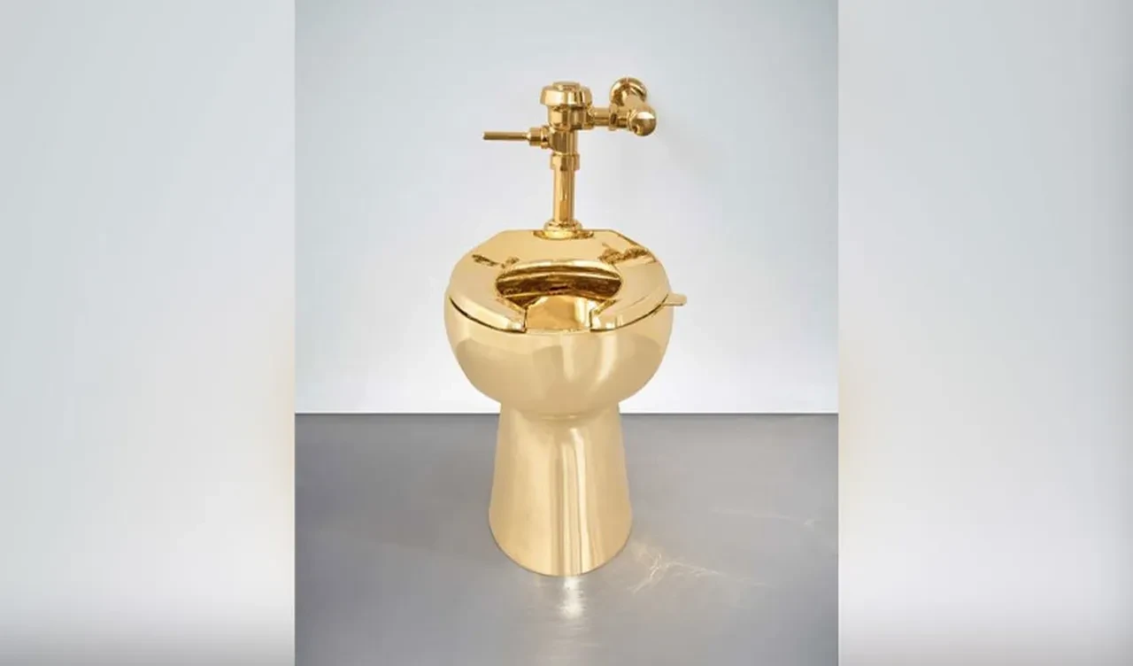 ABD'deki aşırı zenginliği temsil ediyor! 18 ayar altın tuvalet dudak uçuklatan fiyata satıldı