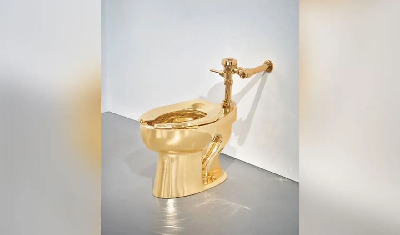 ABD'deki aşırı zenginliği temsil ediyor! 18 ayar altın tuvalet dudak uçuklatan fiyata satıldı