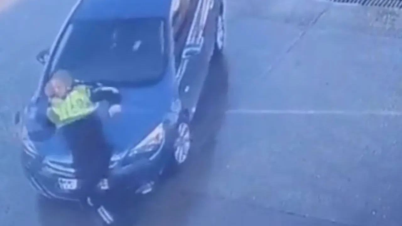 Bir saatte iki kaza yaptı: Önce köpeğe sonra polise çarptı! İşte o anlar