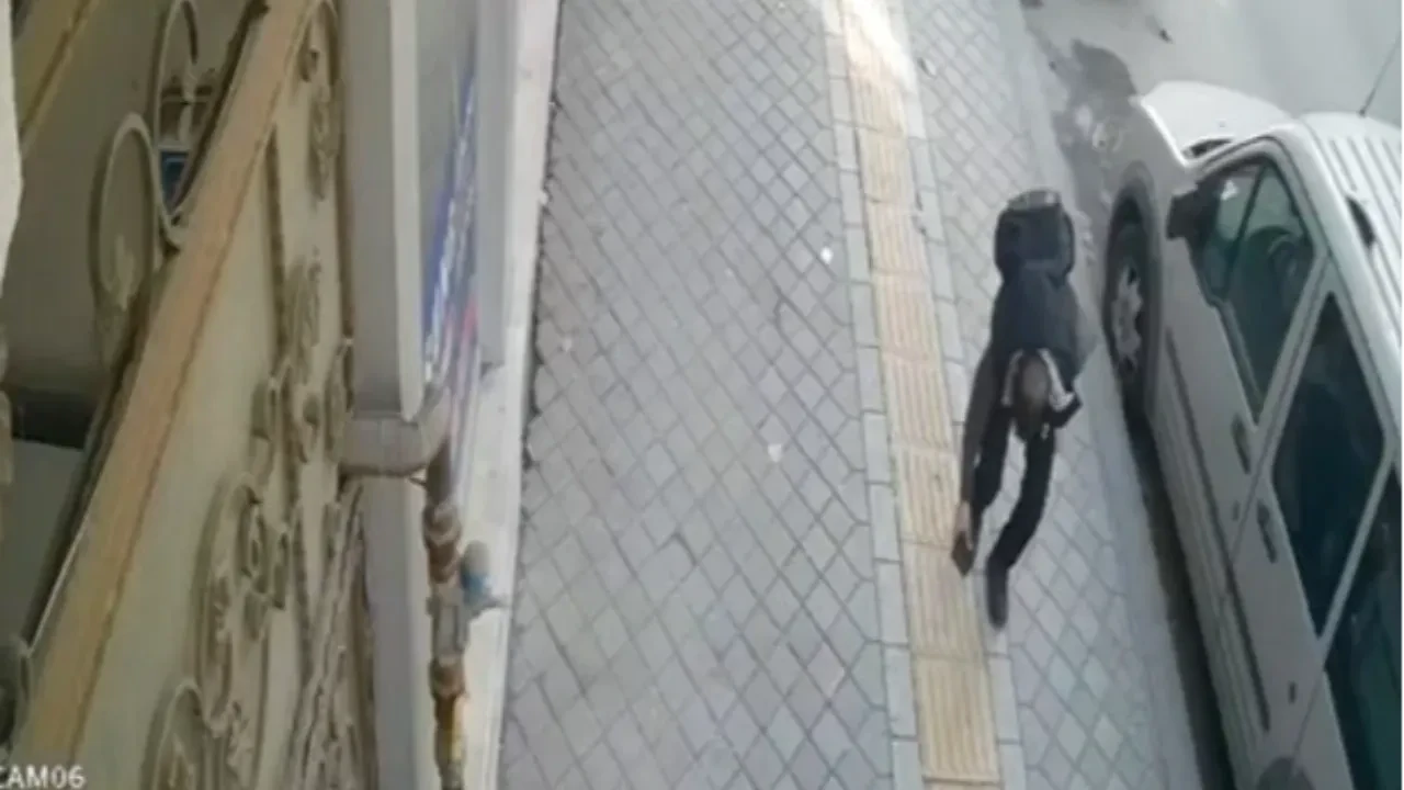 Çaldığı cüzdanı hiçbir şey olmamış gibi iade etti! İlginç anlar kamerada