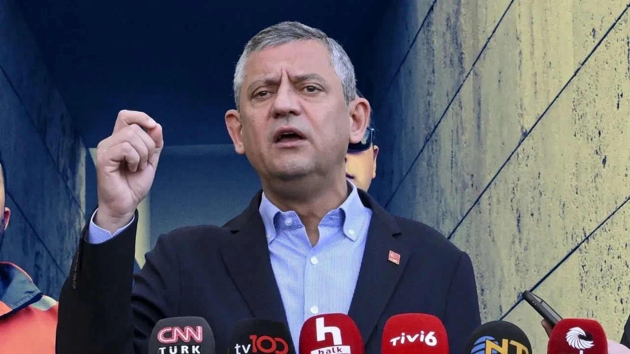 CHP'nin başkanlık katında sesler yükseldi! Özgür Özel fırça attı: 'Hangi yüzle geldin?'