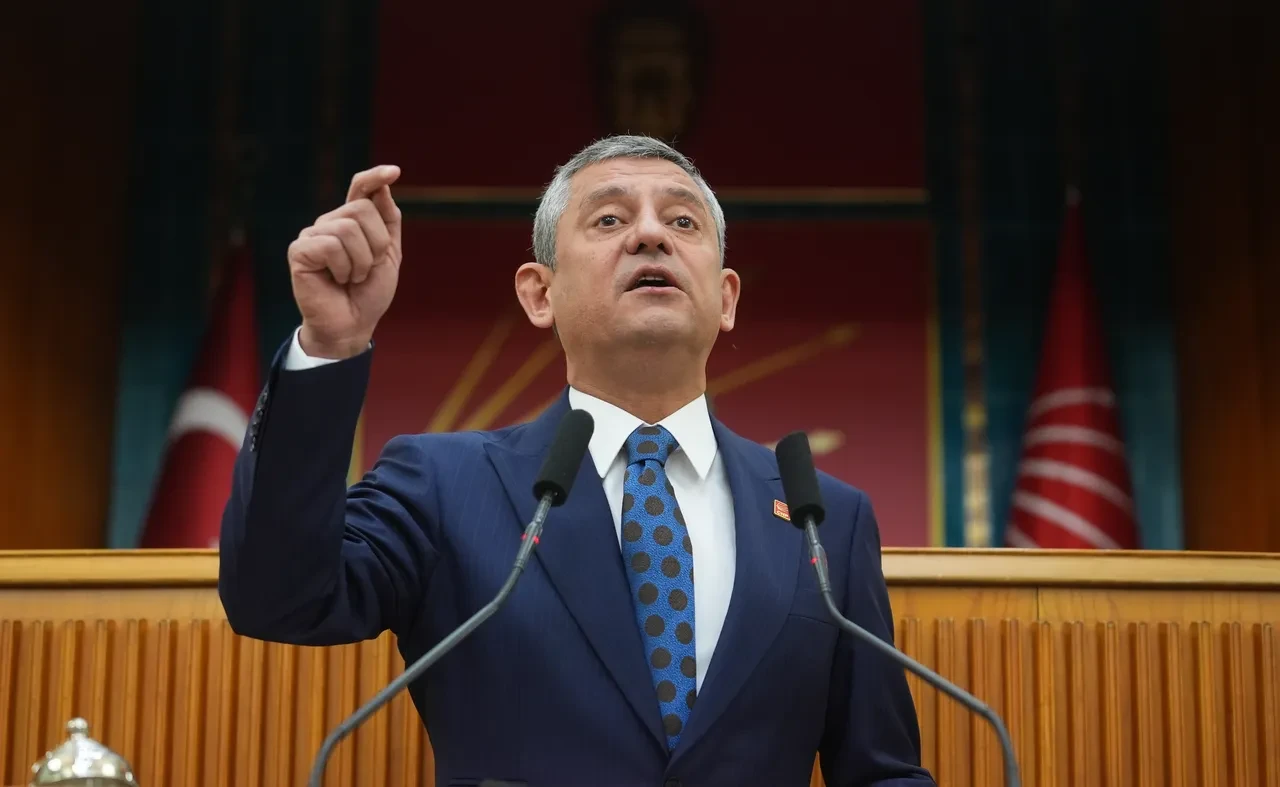CHP'nin başkanlık katında sesler yükseldi! Özgür Özel fırça attı: 'Hangi yüzle geldin?'