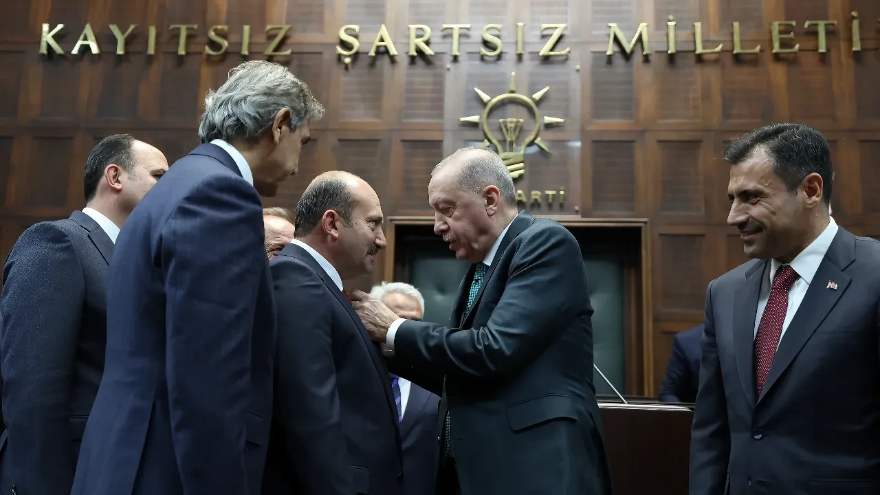 Cumhurbaşkanı Erdoğan rozetlerini taktı! Eski CHP'li İsa Yıldırım ve Yeniden Refah Partili Necati Koç AK Parti'ye geçti