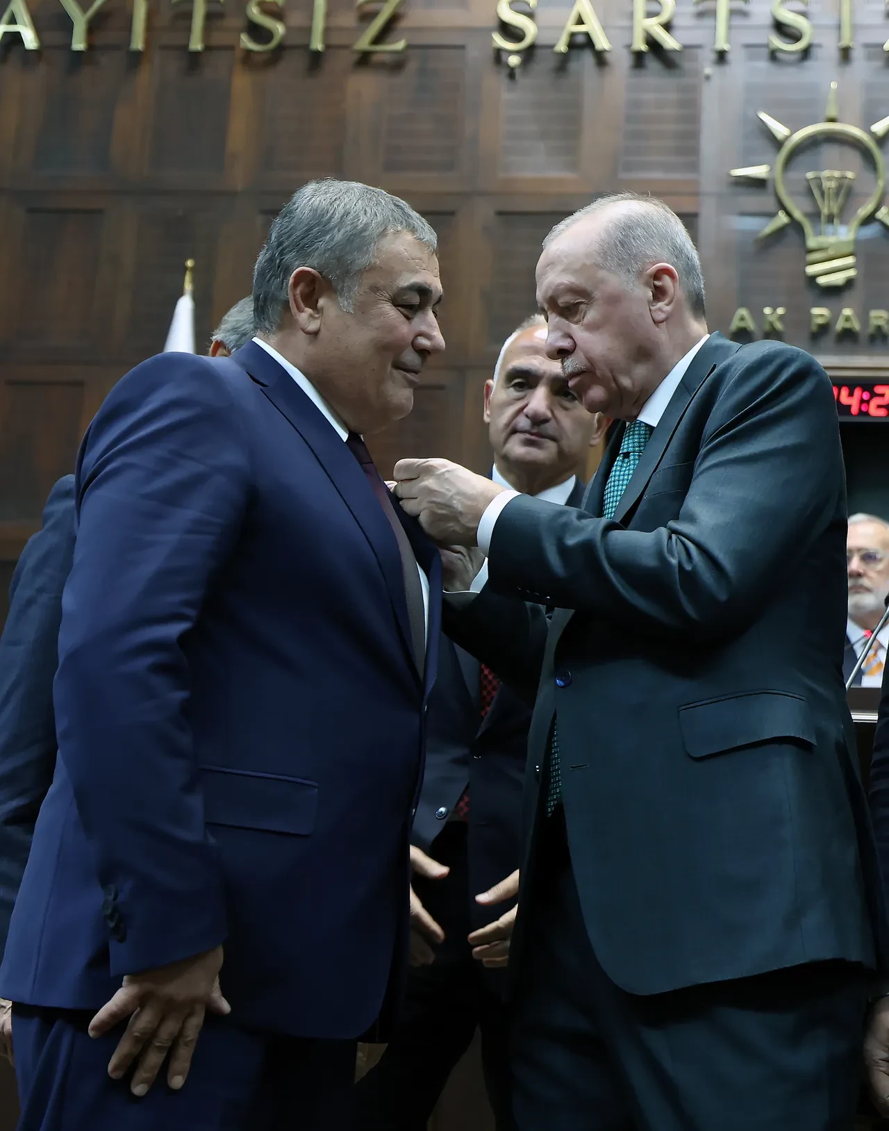 Cumhurbaşkanı Erdoğan rozetlerini taktı! Eski CHP'li İsa Yıldırım ve Yeniden Refah Partili Necati Koç AK Parti'ye geçti