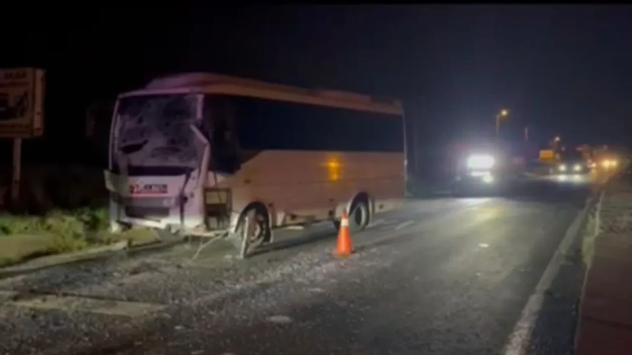 İşçi taşıyan servis araçları çarpıştı: 8 kişi yaralı