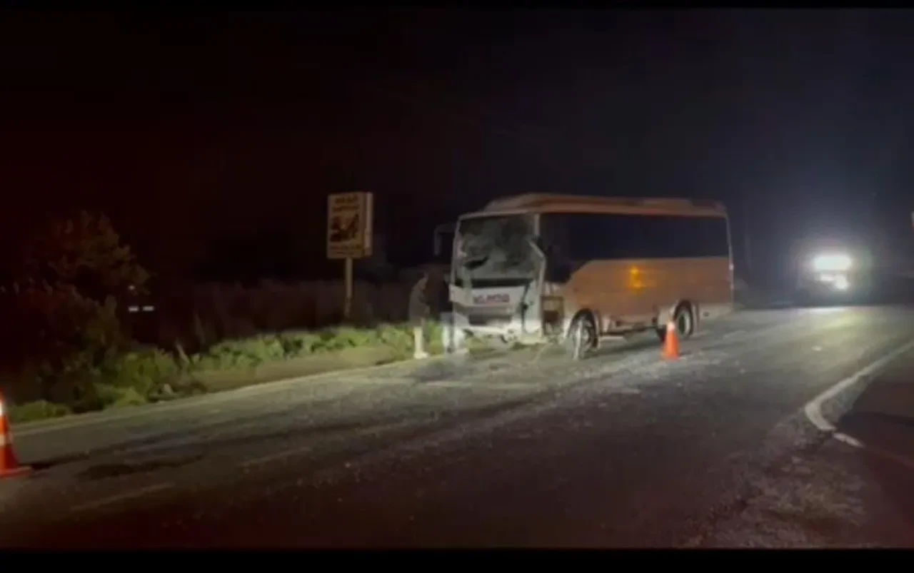 İşçi taşıyan servis araçları çarpıştı: 8 kişi yaralı