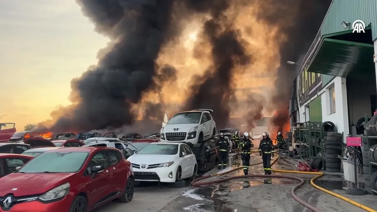 İspanya'da hurdalıkta yangın faciası! Çok sayıda araç alevlere teslim oldu