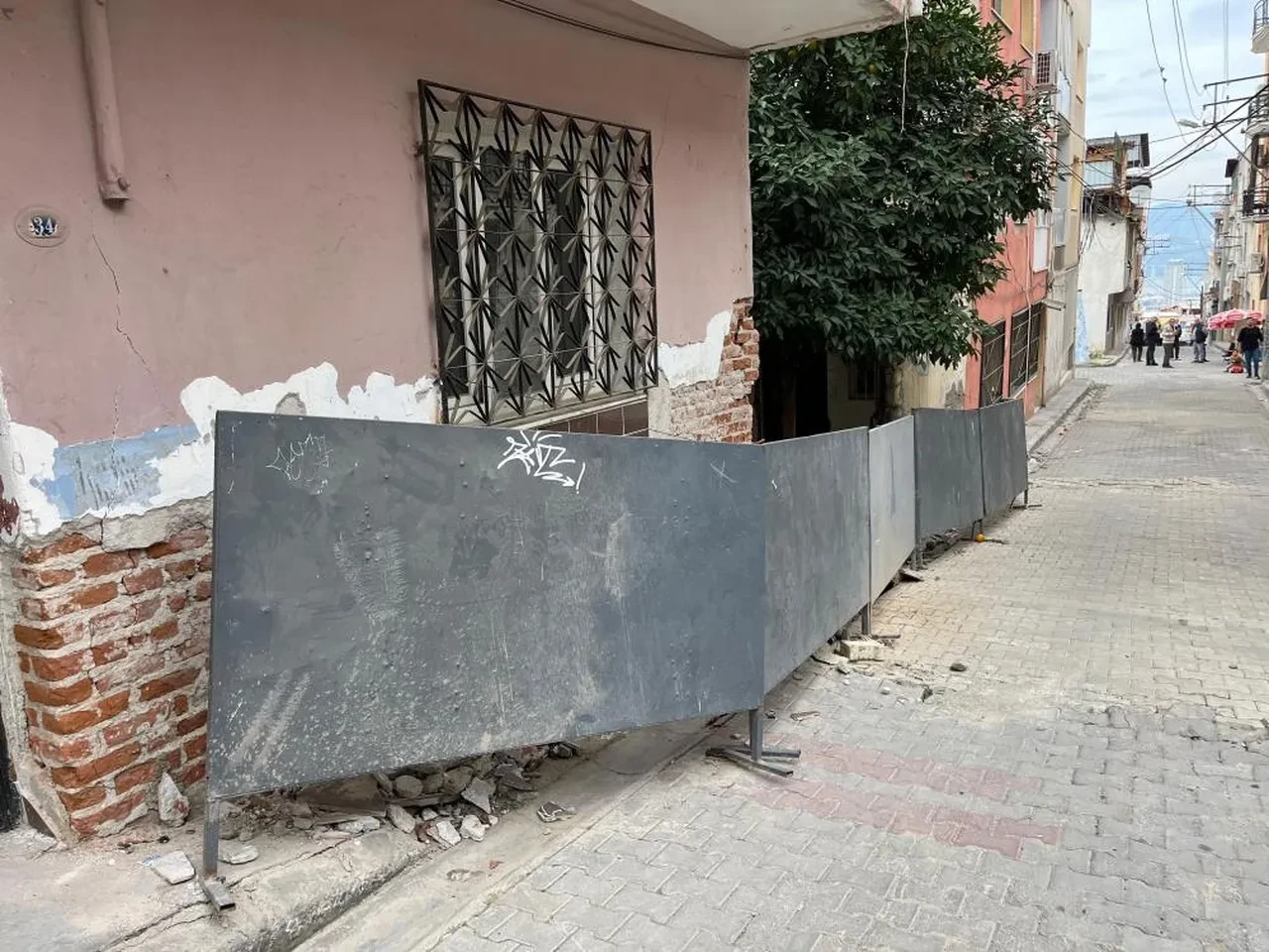 İzmir'de bir mahallede kazı alarmı! Hastalıktan ölmedim, tünelden öleceğim