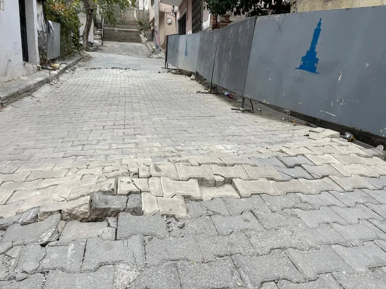 İzmir'de bir mahallede kazı alarmı! Hastalıktan ölmedim, tünelden öleceğim