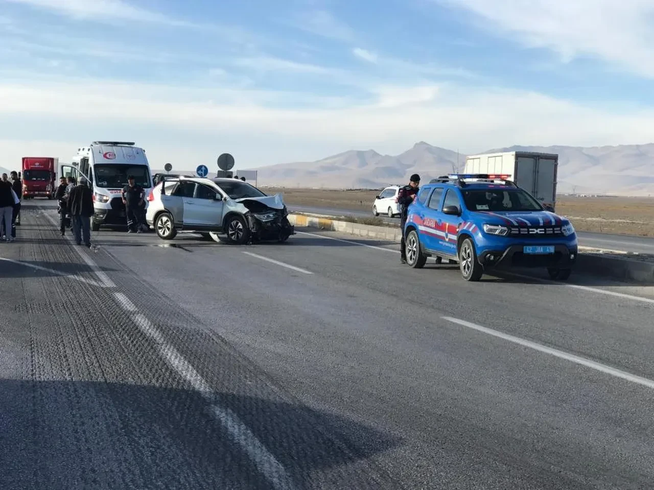 Konya'da kamyonetle SUV tipi araç çarpıştı: 3'ü çocuk 7 yaralı