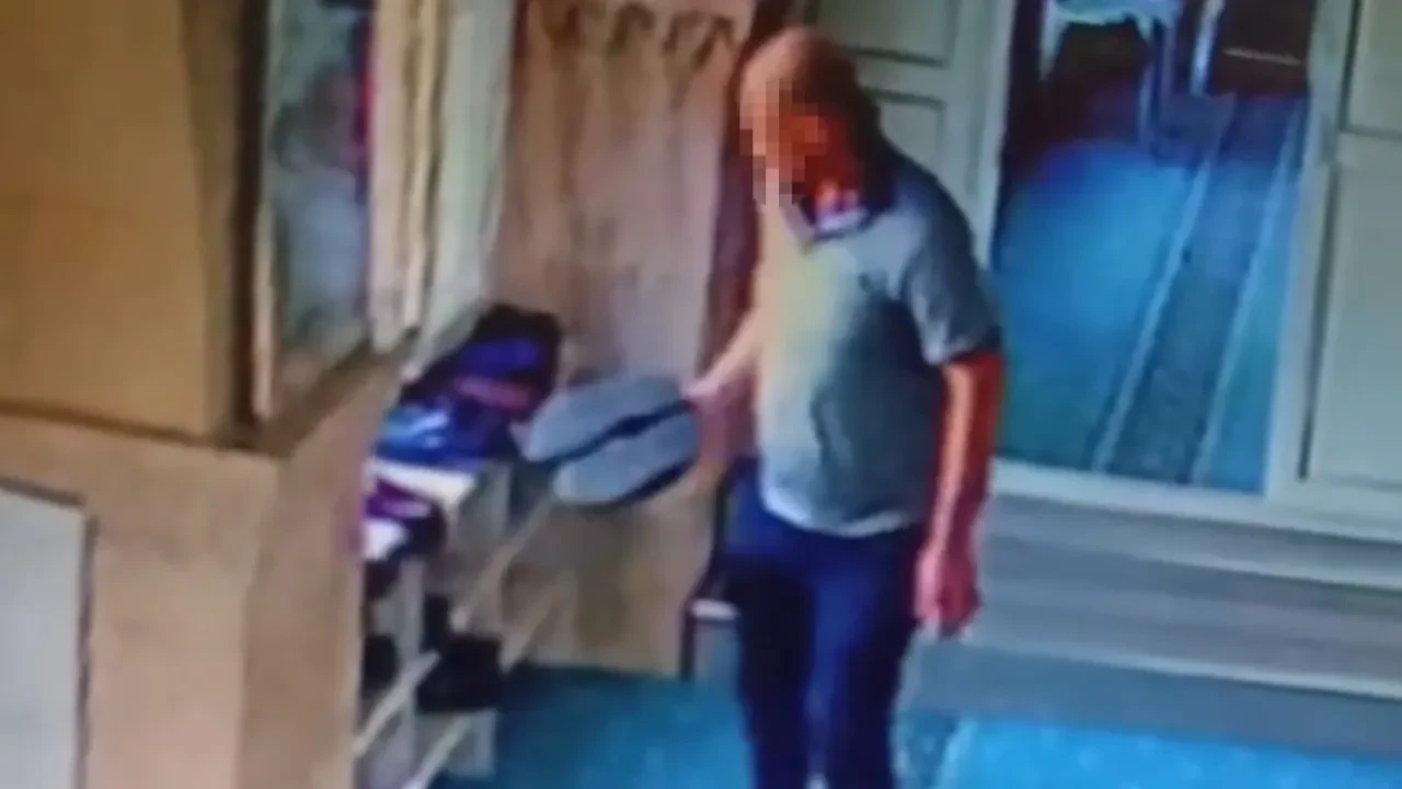 Mağazada gibi bakıp beğendiğini çaldı! Görüntüler hırsızlığın bu kadarına pes dedirtti