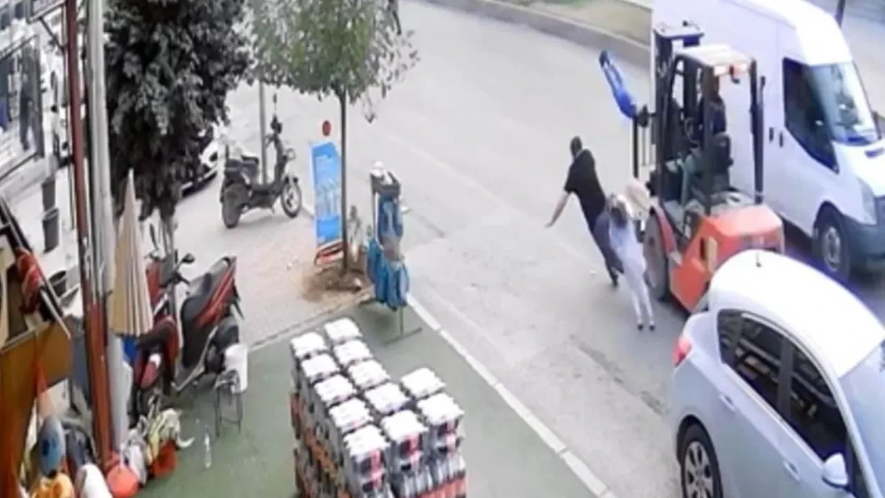 Ne baba gördü ne de sorumsuz forklift sürücüsü! Çocuklar ve baba havada takla attı!