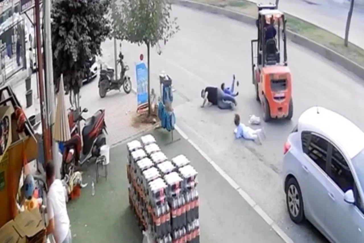 Ne baba gördü ne de sorumsuz forklift sürücüsü! Çocuklar ve baba havada takla attı!