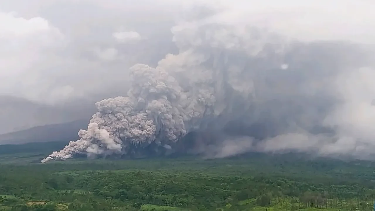 Semeru Yanardağı patladı! Endonezya en yüksek alarm seviyesine geçti