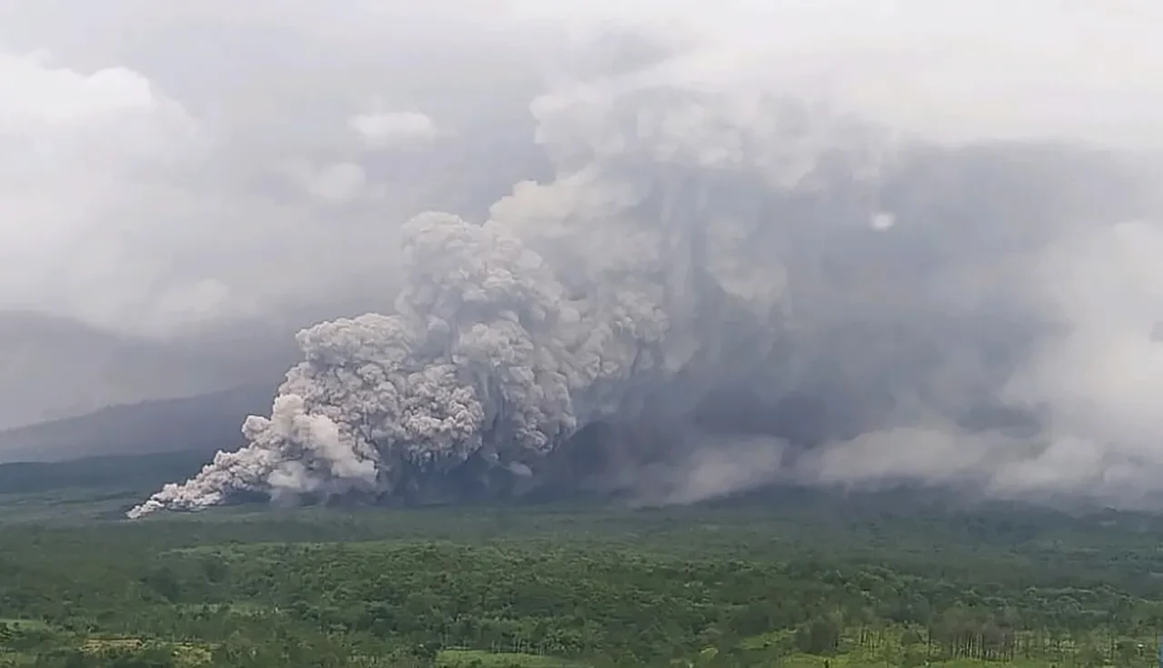 Semeru Yanardağı patladı! Endonezya en yüksek alarm seviyesine geçti