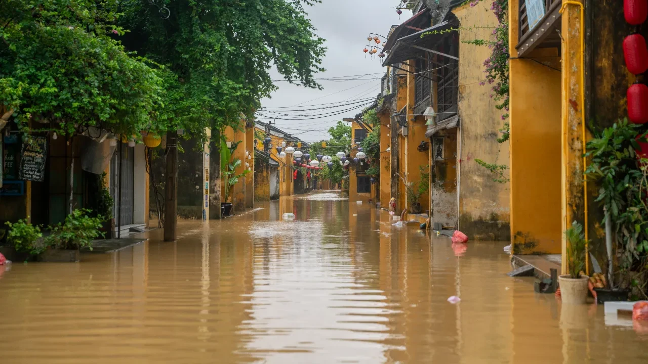 Vietnam kabusu yaşıyor! Evler sular altında kaldı: Ölüler var
