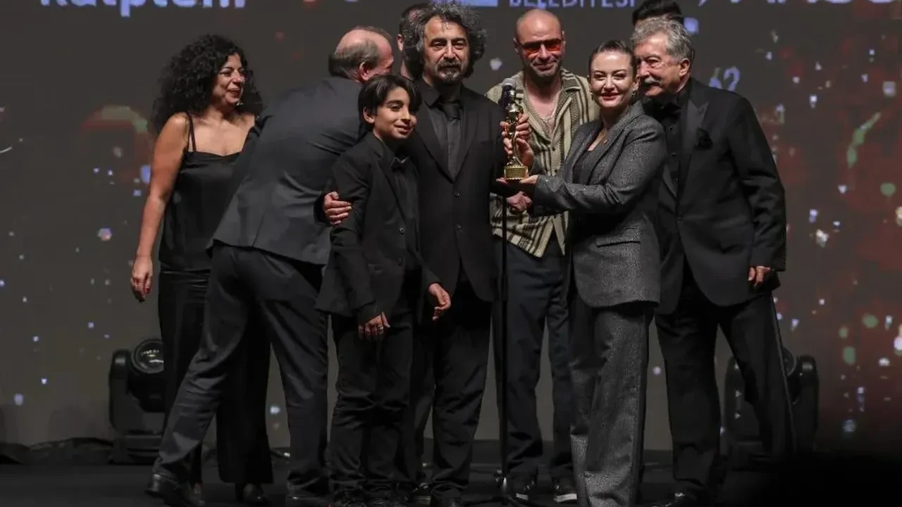 Altın Portakal’da 7 ödülle “Tavşan İmparatorluğu” zirvede yerini aldı