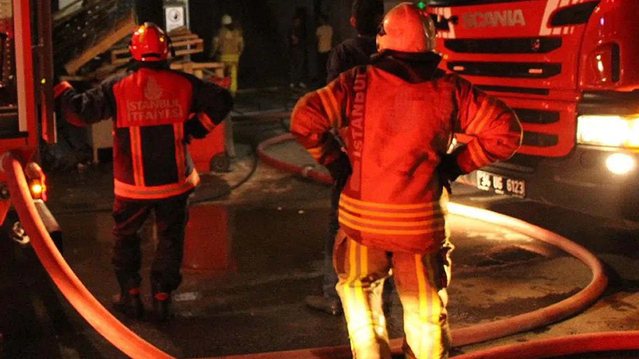 Beyoğlu'nda bina yangını! 4 kişi mahsur kaldı