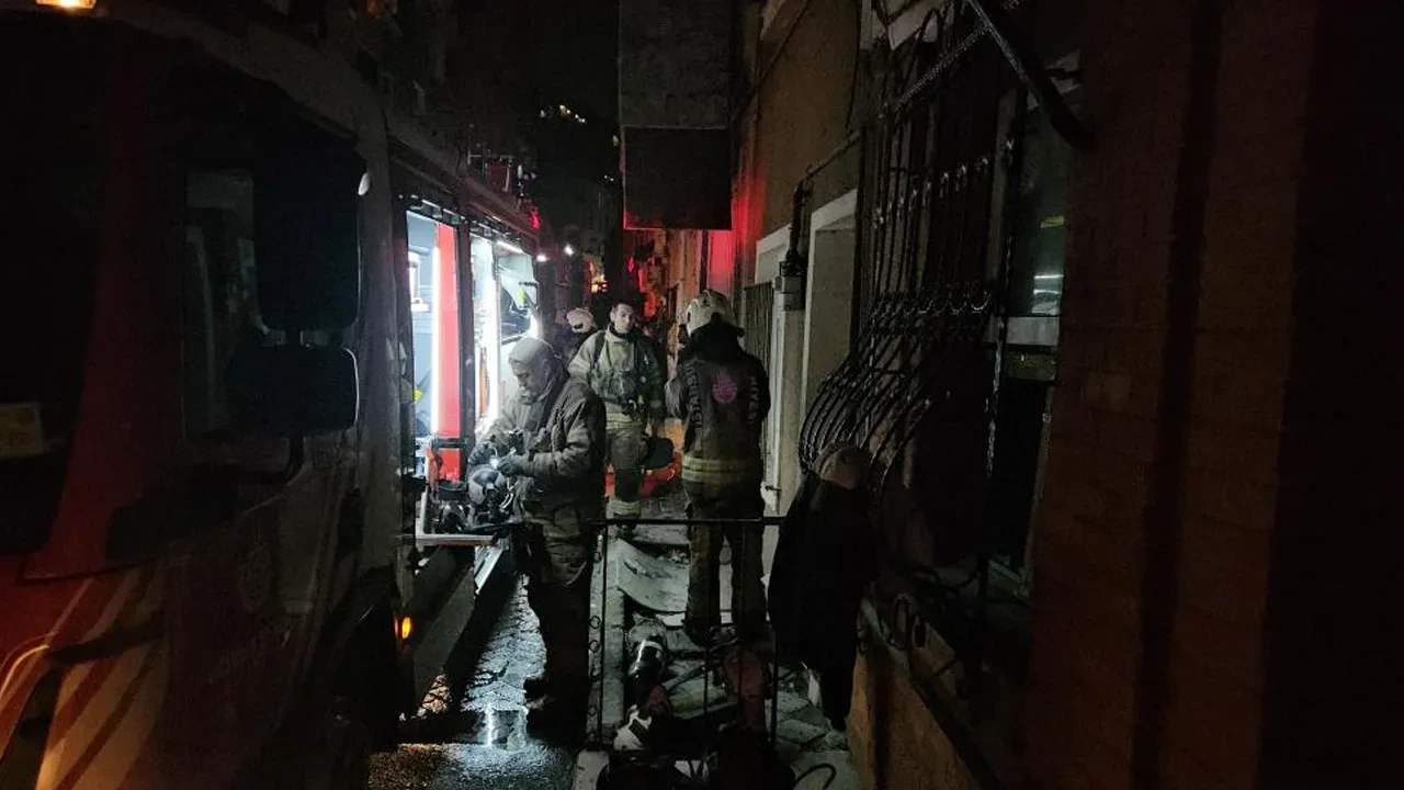 Beyoğlu'nda bina yangını! 4 kişi mahsur kaldı