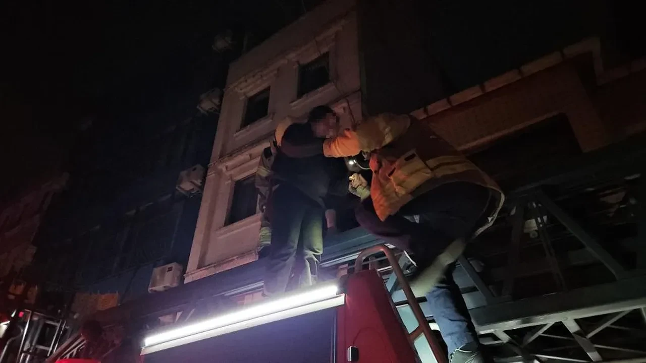 Beyoğlu'nda bina yangını! 4 kişi mahsur kaldı
