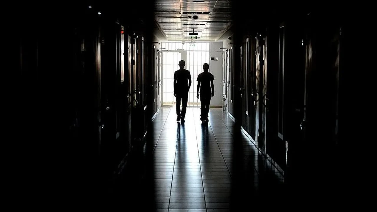 Cezaevi görüşünde dehşet! Mahkum, 4 yaşındaki kızına saldırarak duvara fırlattı 