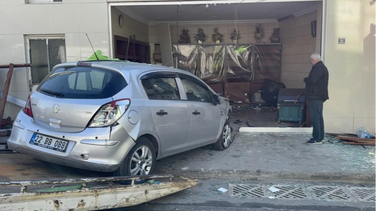 Edirne’de otomobil fırına daldı: 4 yaralı 