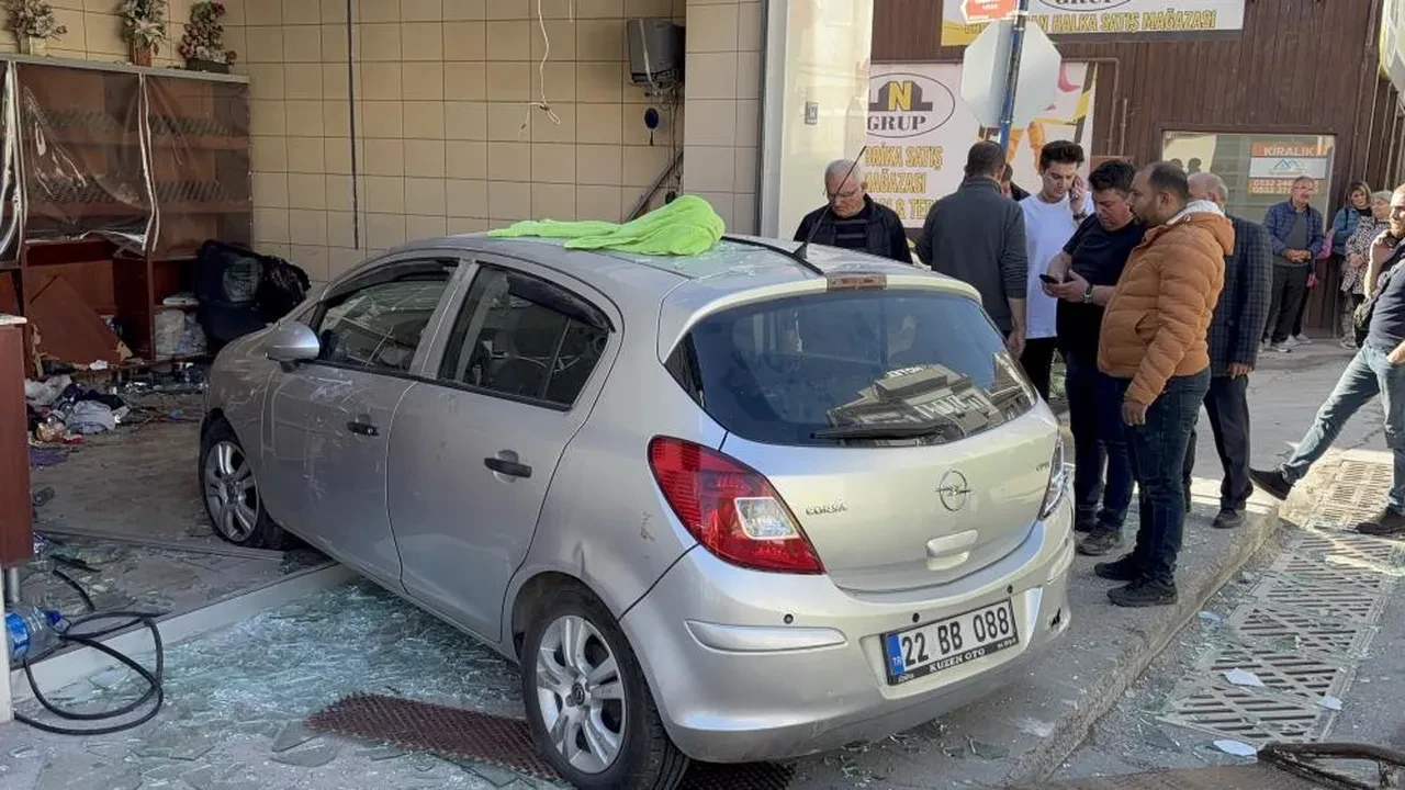 Edirne’de otomobil fırına daldı: 4 yaralı