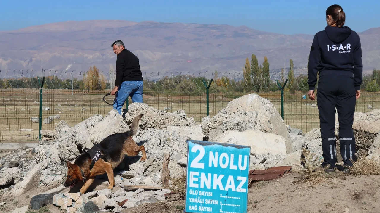 Erzincan'da afetlere can dostlarla hazırlık: 7 köpek enkaz eğitimi için sahada! 