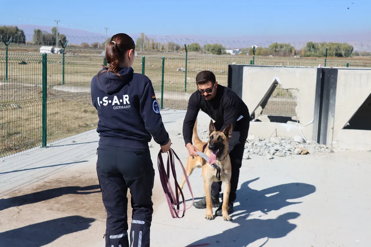 Erzincan'da afetlere can dostlarla hazırlık: 7 köpek enkaz eğitimi için sahada! 