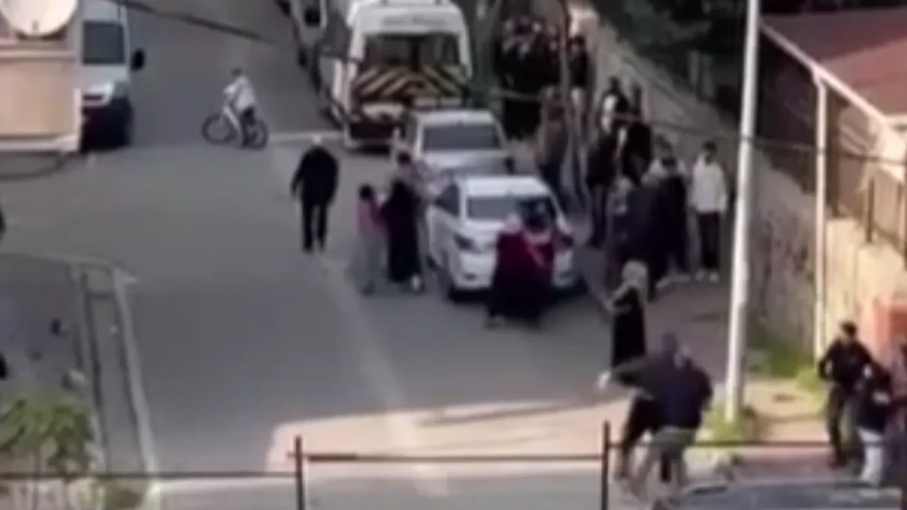 Esenyurt'ta meydan savaşı! Ellerine ne geçtilerse fırlattılar