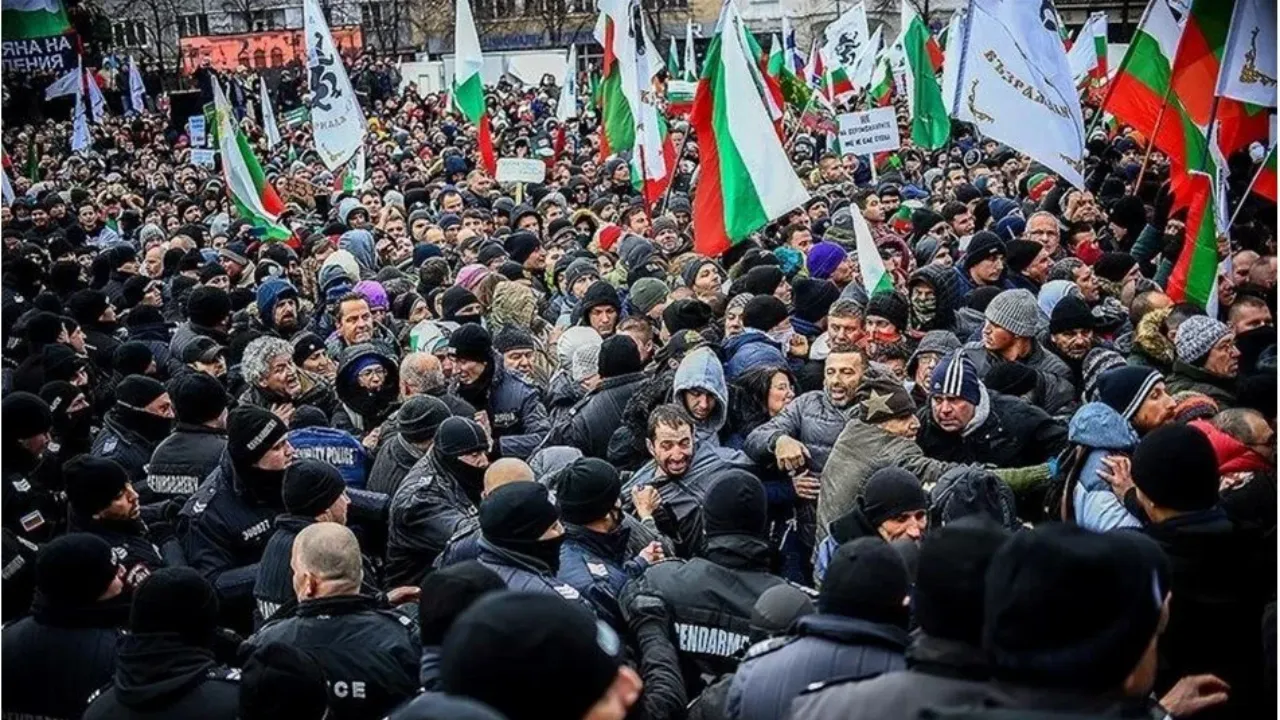 Euro komşuda ortalığı karıştırdı: Karşıtlar sokaklara indi, güvenlik güçleriyle arbede yaşandı