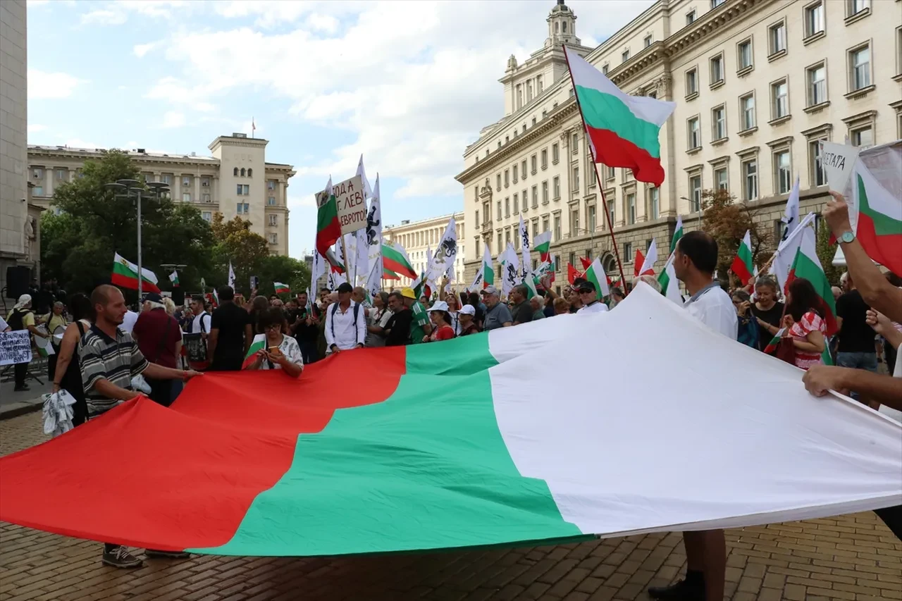 Euro komşuda ortalığı karıştırdı: Karşıtlar sokaklara indi, güvenlik güçleriyle arbede yaşandı