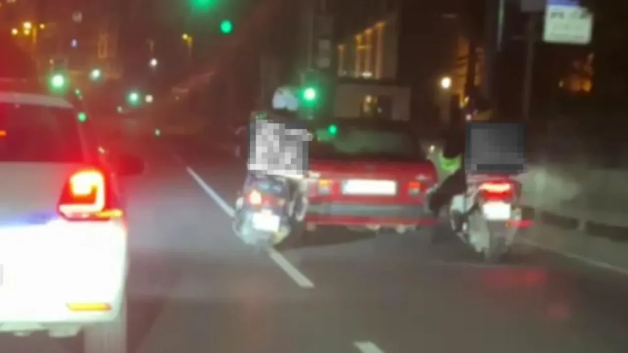 Eyüpsultan’da arızalanan otomobili motokuryeler ayaklarıyla itti