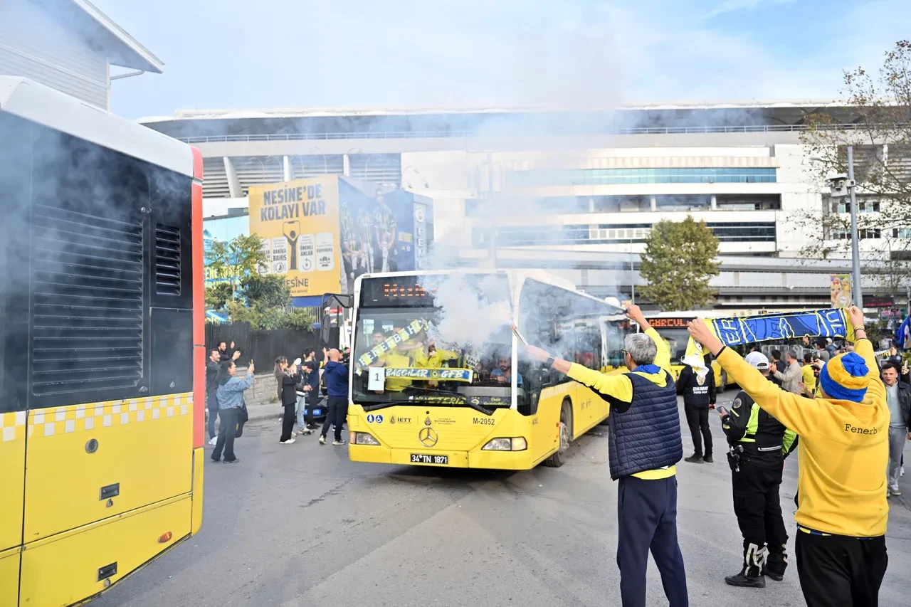 Fenerbahçe taraftarı, Tüpraş Stadı'na hareket etti