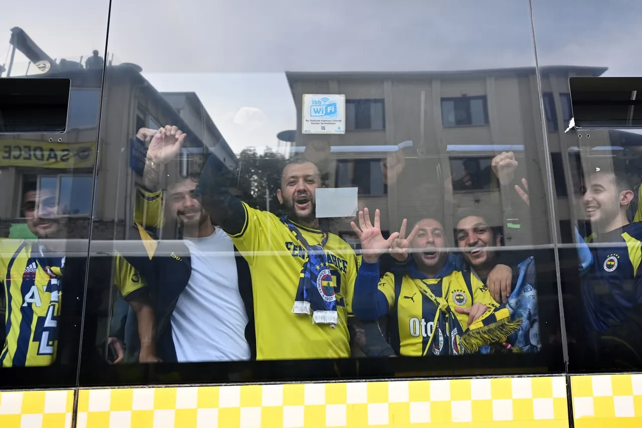 Fenerbahçe taraftarı, Tüpraş Stadı'na hareket etti