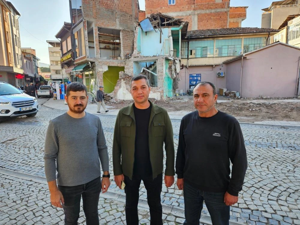 Balıkesir Sındırgı'da art arda depremler esnafı vurdu