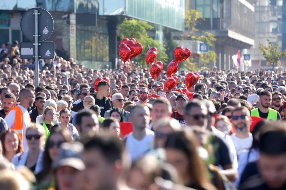 Novi Sad faciası yıldönümünde Sırbistan ayakta: On binler Vuçiç’e “istifa” diye haykırdı