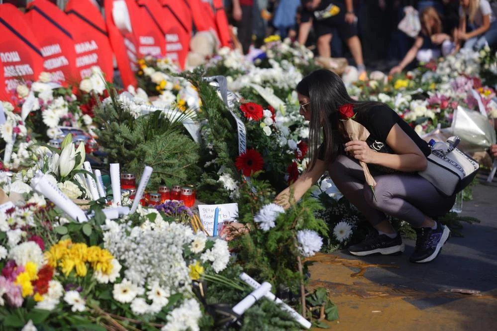 Novi Sad faciası yıldönümünde Sırbistan ayakta: On binler Vuçiç’e “istifa” diye haykırdı