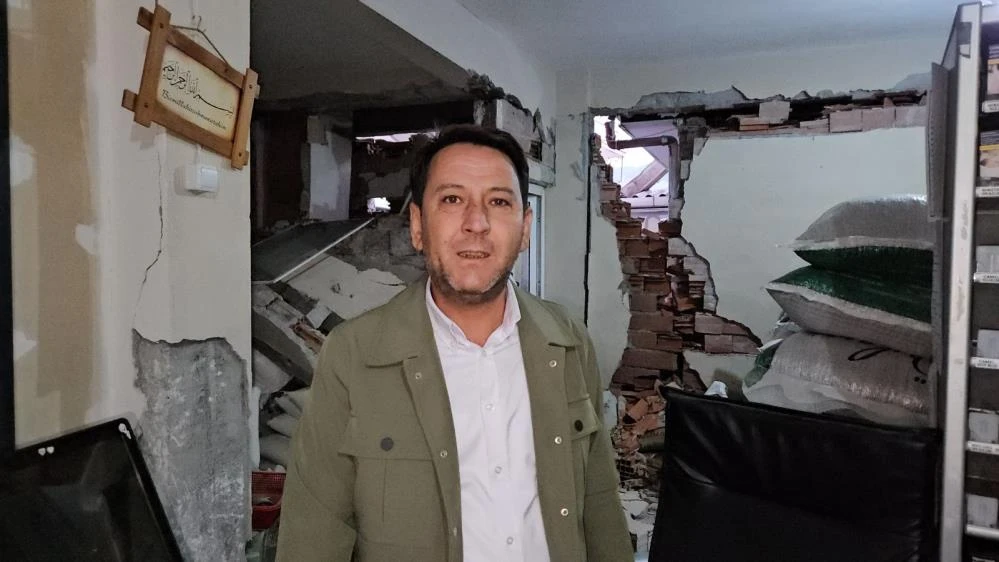 Balıkesir Sındırgı'da art arda depremler esnafı vurdu