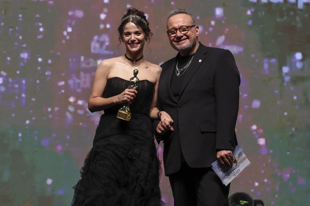 Altın Portakal’da 7 ödülle “Tavşan İmparatorluğu” zirvede yerini aldı