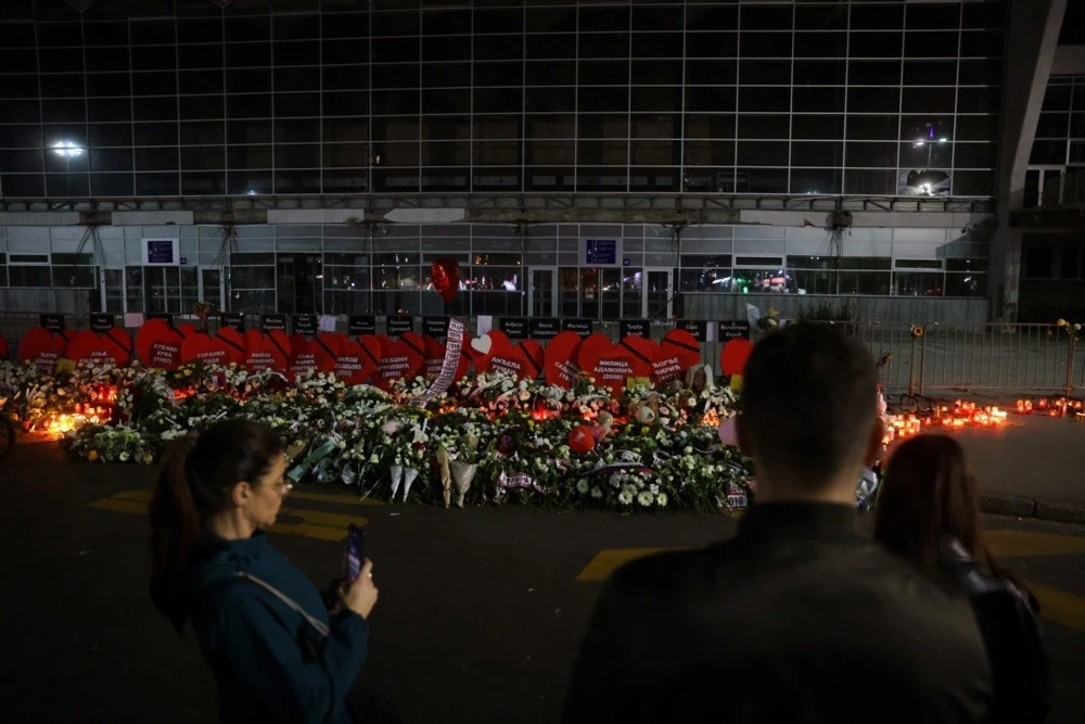 Novi Sad faciası yıldönümünde Sırbistan ayakta: On binler Vuçiç’e “istifa” diye haykırdı