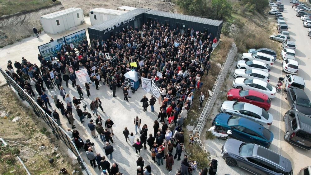 Bursa'da konutzedeler feryat etti: 3 bin 500 aile siyah balonlarla eylem yaptı