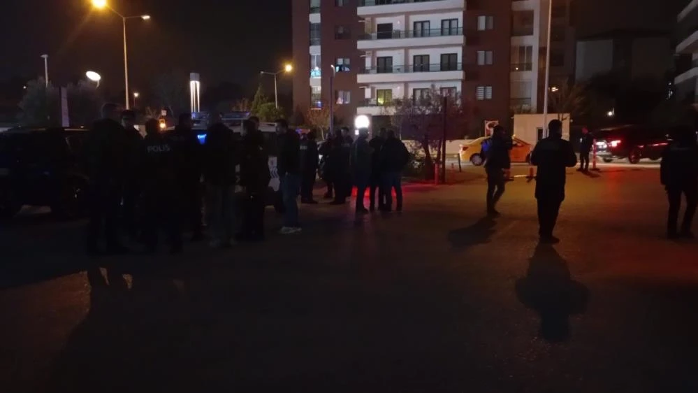 Bursa'da alışveriş merkezinde silahlı tehdit: bekçilere direnen şahıs yakalandı